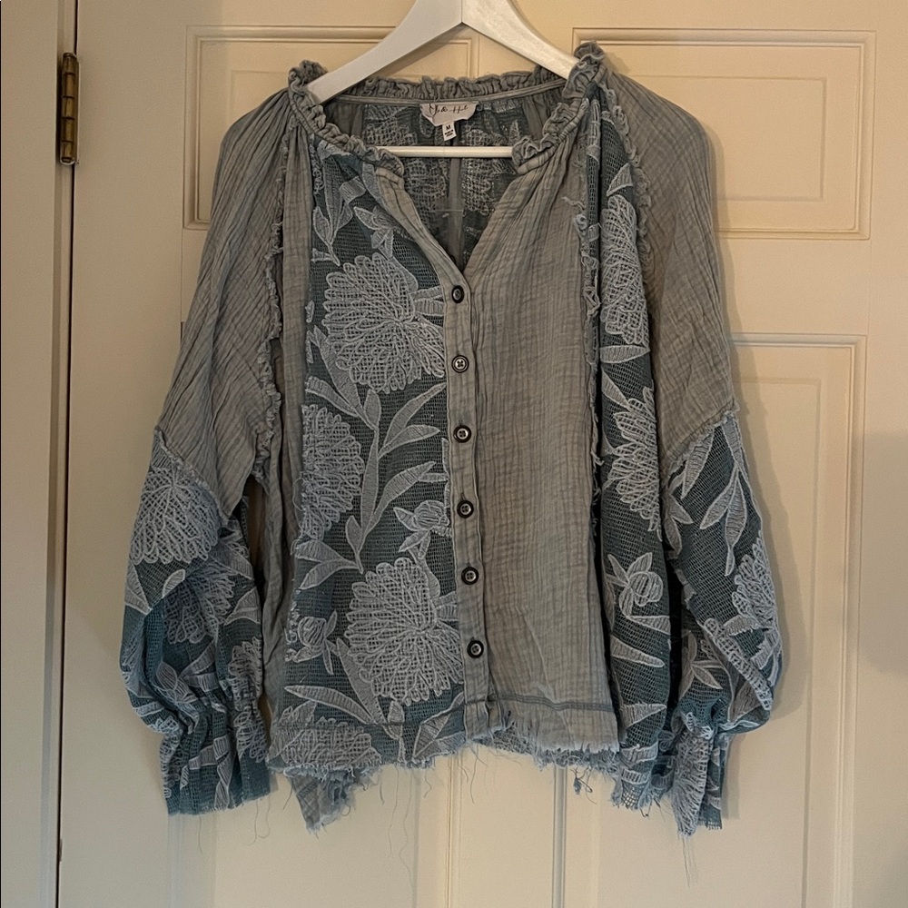 NWT | Oli & Hali | EMBROIDERD LACE BUTTON FRONT BLOUSE | Size M